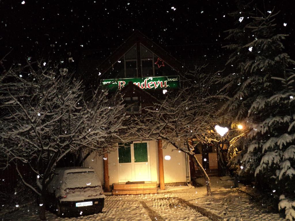 Randevú Panzió Hotel Csíkszereda Kültér fotó