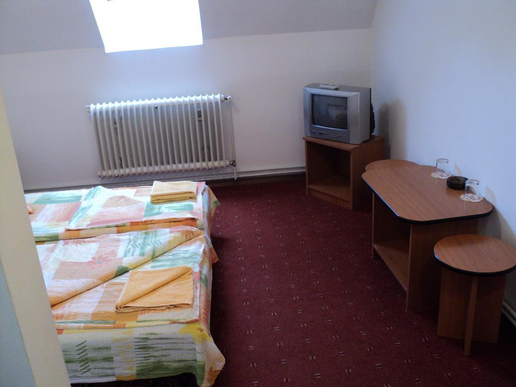 Randevú Panzió Hotel Csíkszereda Szoba fotó