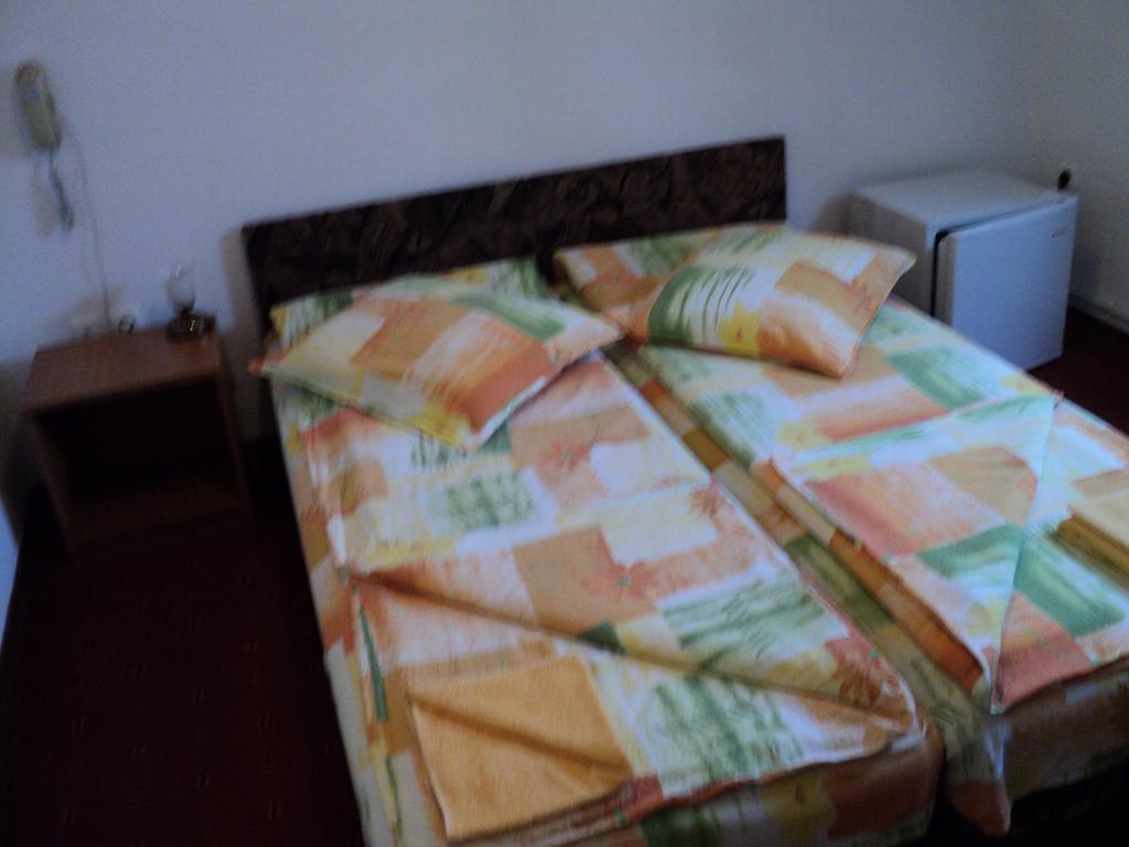Randevú Panzió Hotel Csíkszereda Szoba fotó